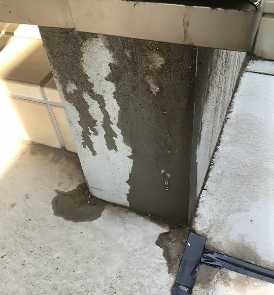 エアコン排水管のずれ(接合部の緩み)による漏水が基礎コンクリート部分に水染みとして現れた事例